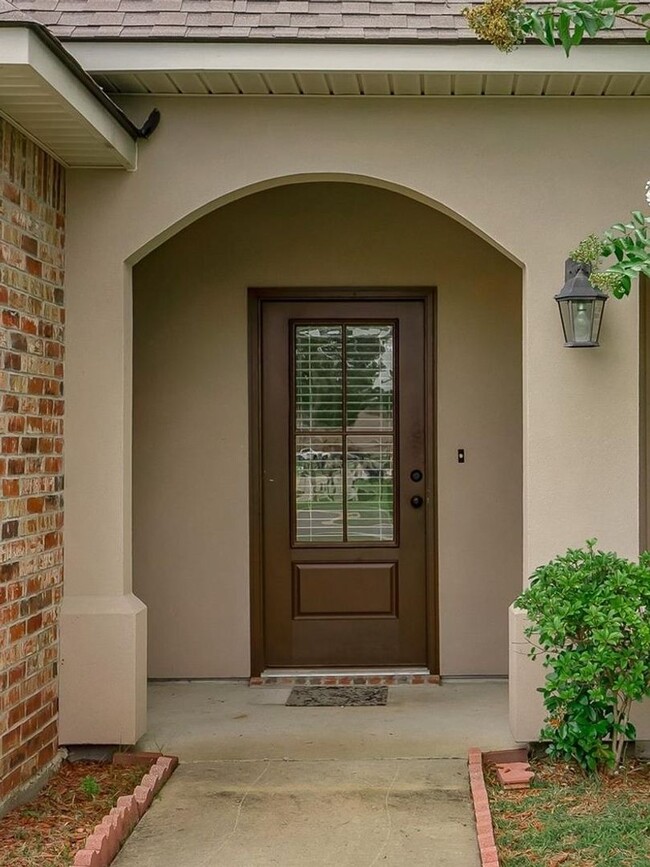 Building Photo - Half off the first month rent!! Like New C...