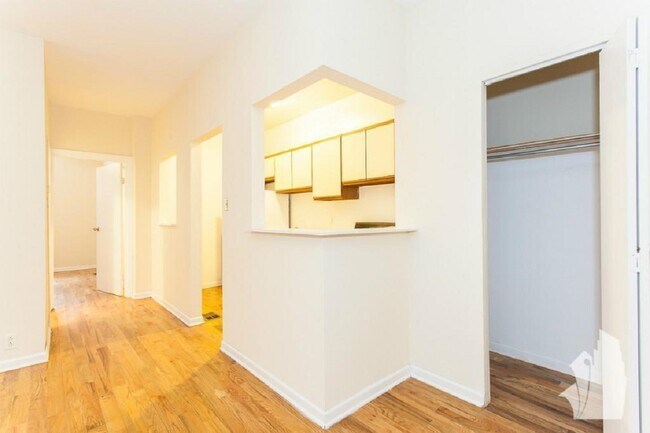 Foto del edificio - 660 W Cornelia Ave