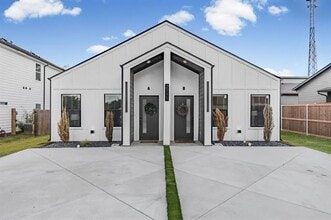 Building Photo - 2111 Wright St Building Photo - 2111 Wright St