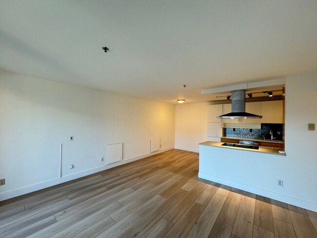 Building Photo - Stunning 1b1b condo in Queen Anne