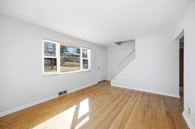 Foto del edificio - DELHI - Charming Brick Cape Cod 3-4 bed 1.5 bath.