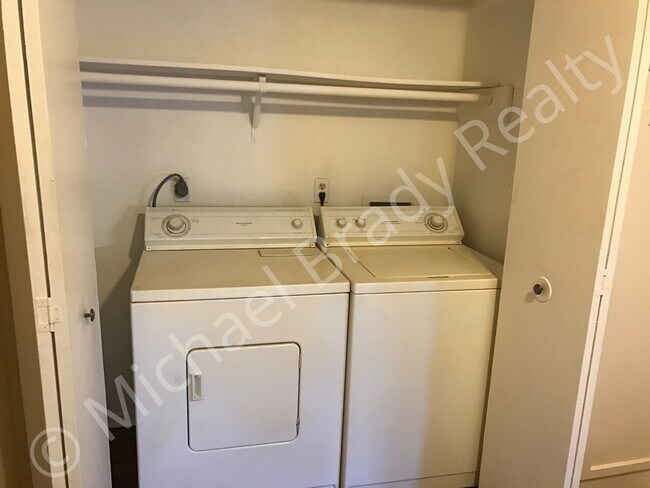 Foto del edificio - One Bedroom Condo!