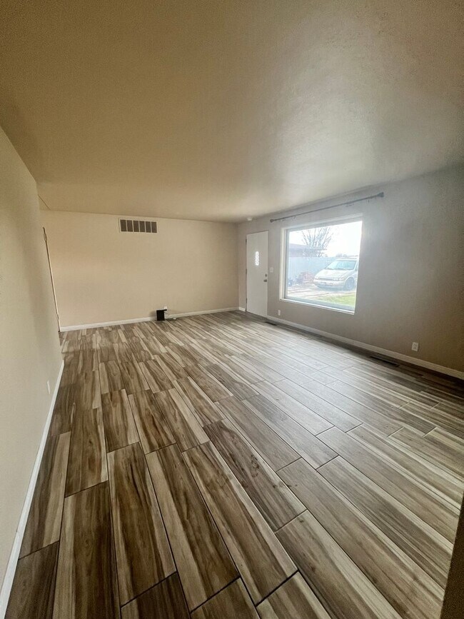 Building Photo - Charming, Newly Renovated, 2BD/1BA Duplex