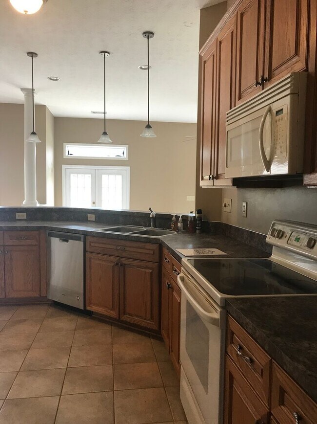Building Photo - Prattville - 4BR/2BA with extra living area