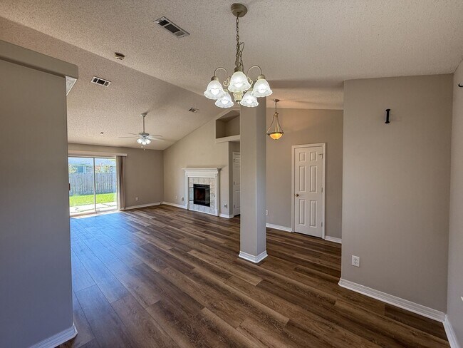 Foto del edificio - 3 bedroom 2 bath home with all new floorin...