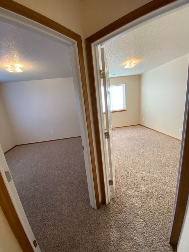 Building Photo - Centrally Located Townhouse w/ Single Car Garage!