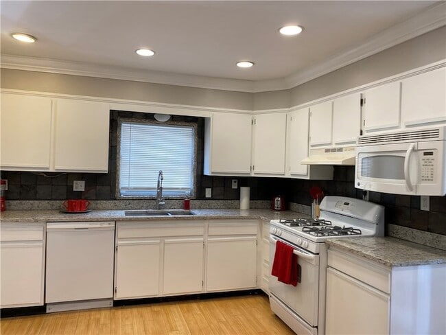 Building Photo - 481 Pine St