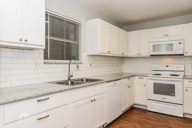 Building Photo - 206 Creek Cove Dr