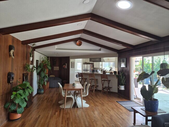 Foto del edificio - 968 Corte Maria Ave