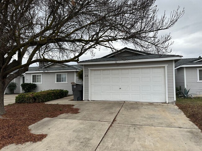 Foto del edificio - Manteca 3 Bedroom 2 Bathroom Triplex Home