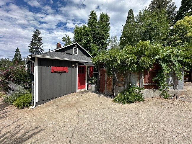 Foto del edificio - Adorable 2 Bedroom One Bathroom Home Close to Downtown Grass Valley and Shopping