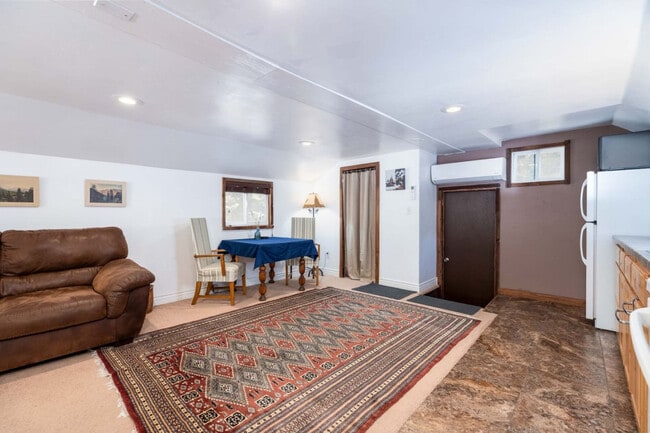 Building Photo - 6820 S Maxfield Dr