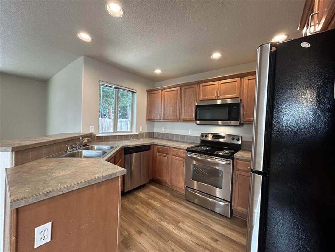 Foto principal - Move-In Ready! 3 Beds 2.5 Baths Townhome w...