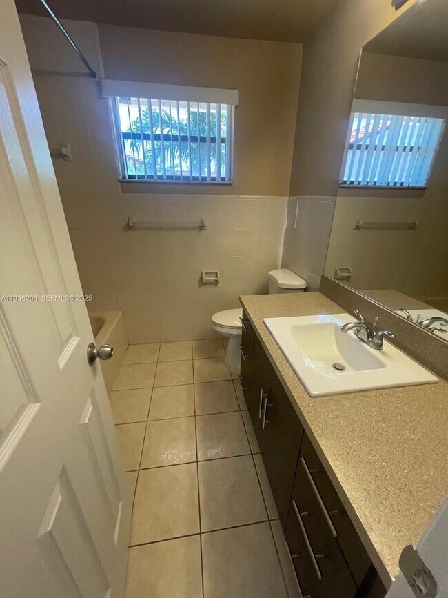 Building Photo - 1400 San Remo Cir