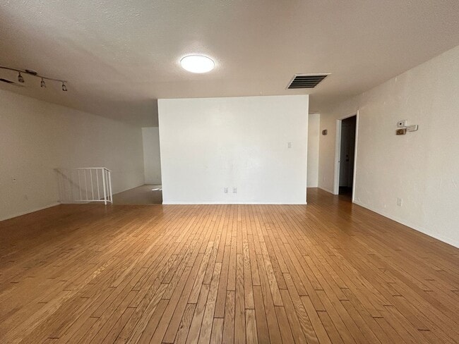 Foto del edificio - 4 Bedroom, 2 Bathroom Updated home with Pool!