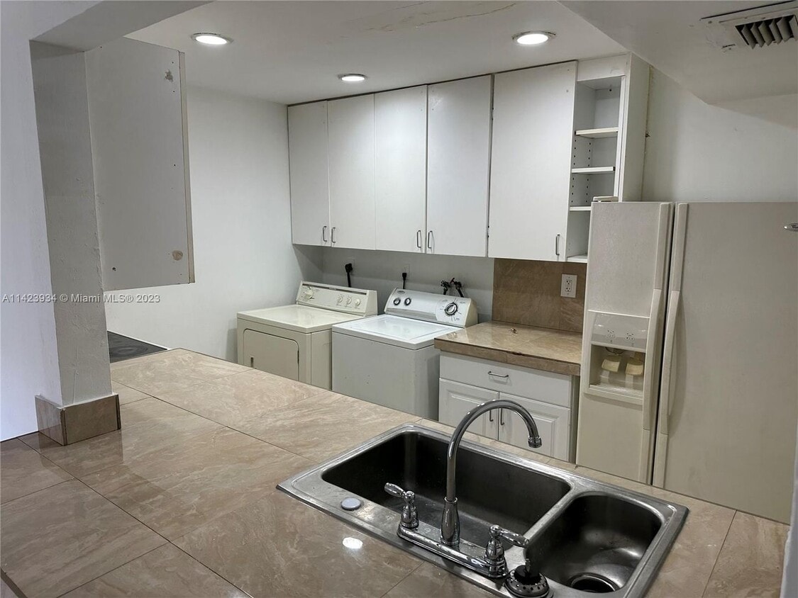 3 bedroom 1.5 bath townhome. Private fence... - 3 bedroom 1.5 bath townhome. Private fence...