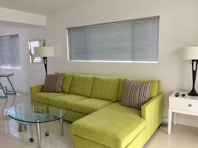 Foto del edificio - 560 S Indian Canyon Dr