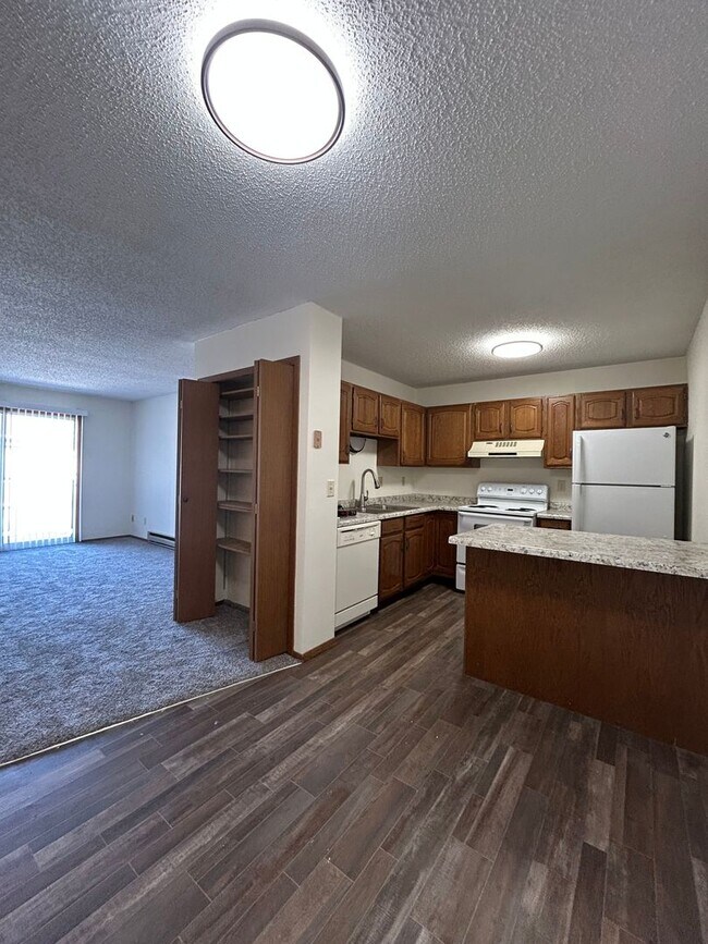 Foto del edificio - Comfortable 2x2 with Garage + In-Unit Laundry