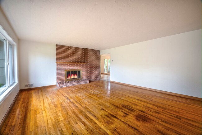 Building Photo - 3 Bedroom/ 1.5 Bath home