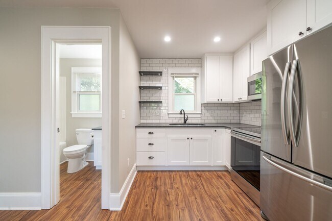 Building Photo - Renovated 1 bed, 1 bath studio, power and ...