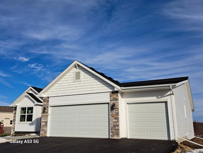 Building Photo - 12407 Lakeview Dr