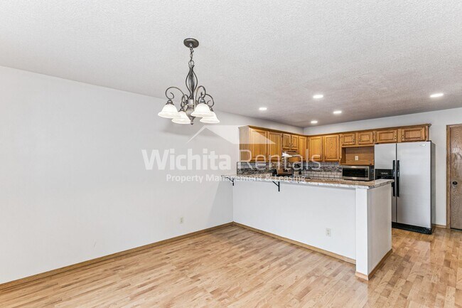 Foto del edificio - Large 4 bedroom 3 bath home in West Wichita
