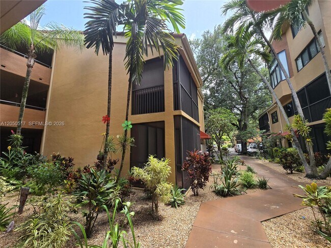 Foto del edificio - 15545 Miami Lakeway N