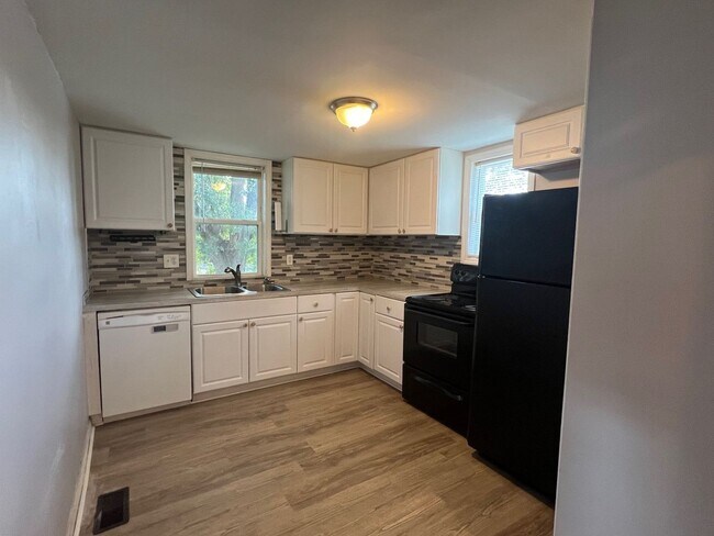 Building Photo - Cozy 2 Bed/ 1 Bath Cottage Home - Large (M...