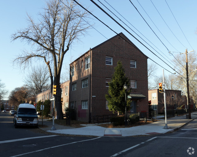 Foto del edificio - JAMES W JOHNSON HOMES