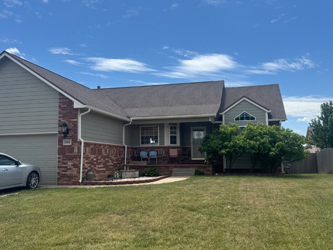 Foto del edificio - "Charming 4-Bedroom Haven with 3 Baths on 44th Street – A Spacious 2274 Sq. Ft. Retreat in Wichita!"