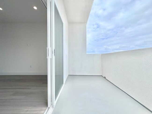 Building Photo - 838 S La Brea Ave