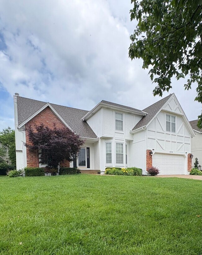 Foto del edificio - Open and Spacious 4 bed/4.5 bath Overland Park Home with Multiple Entertainment Areas