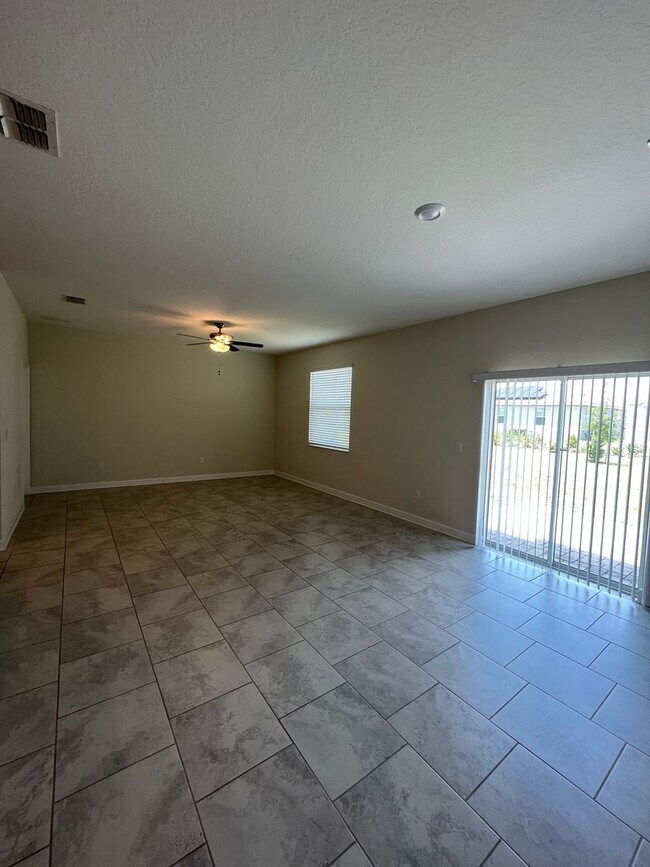 Building Photo - New 3 beds 2 baths Single Family in Davenport