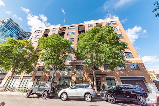 Building Photo - 950 W Leland Ave
