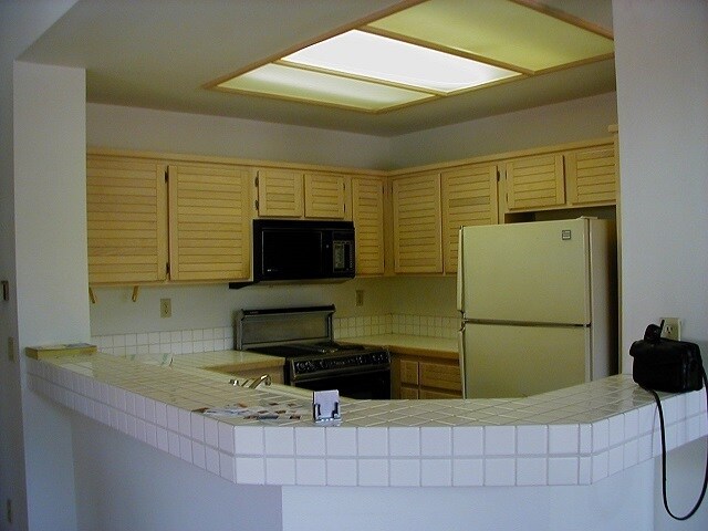 Building Photo - Great 2 Bedroom 2 Bathroom Upper Condo in ...