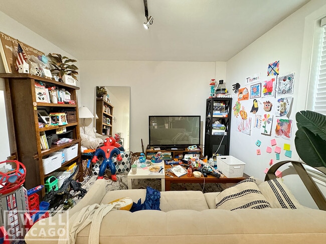 Building Photo - 541 W Belmont Ave