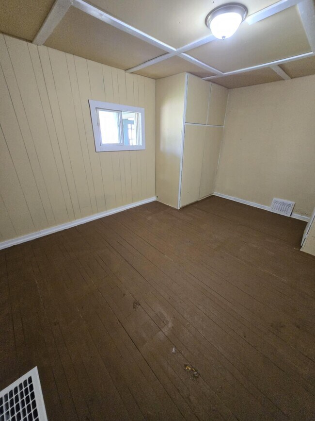 Building Photo - 402 Holly St