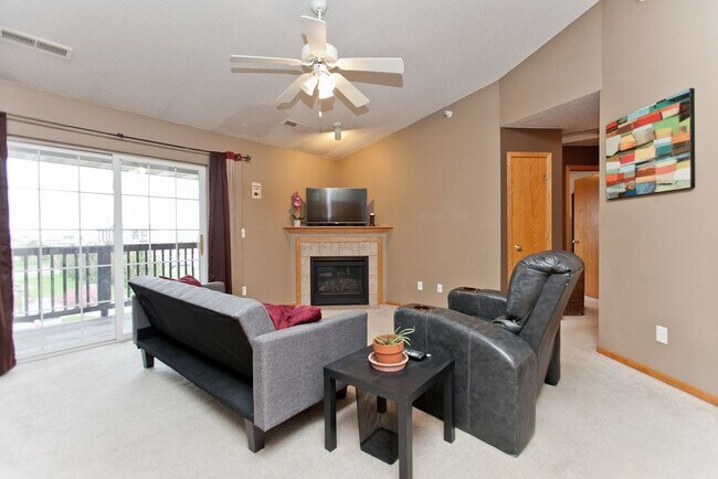 Living Area - 505 Penn Ct