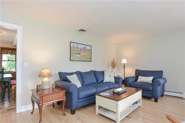 Foto del edificio - 3 bedroom in Bristol RI 02809