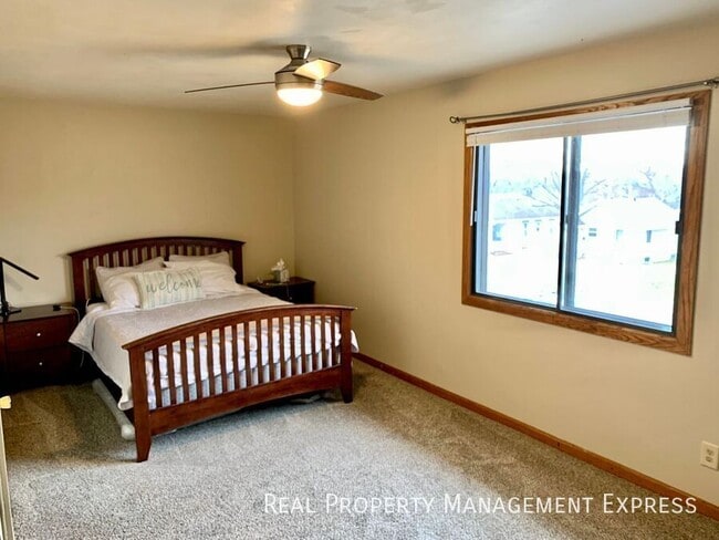 Building Photo - 2 Bedroom + Bonus Office in Central Sioux Falls!