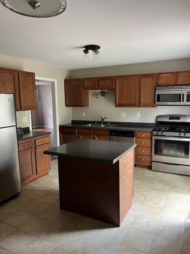 Building Photo - 3 bedroom, 2 bath home - Comfortable, Upda...