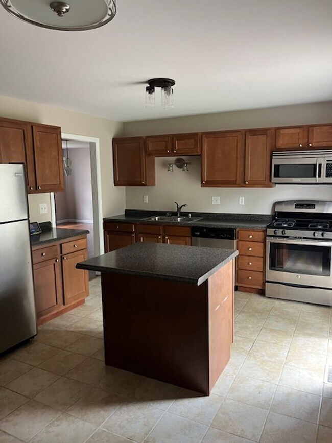 Foto del edificio - 3 bedroom, 2 bath home - Comfortable, Upda...