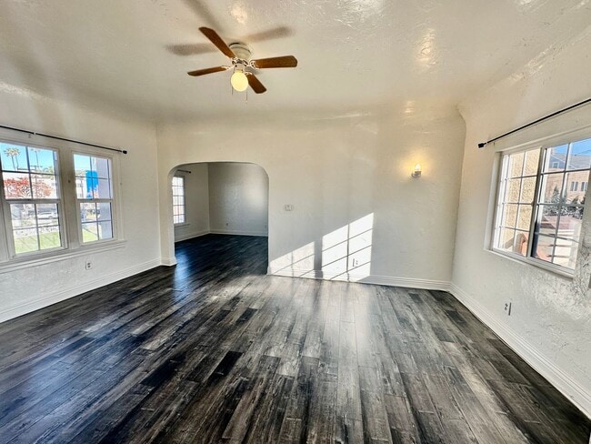 Building Photo - Mid-City Top Floor 2 Bedroom 1 Bath Gem
