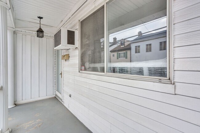 Building Photo - Beautiful 2 Bed, 1 Bath Home in Bloomfield...