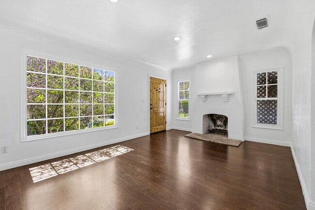 Building Photo - 585 W Calaveras St
