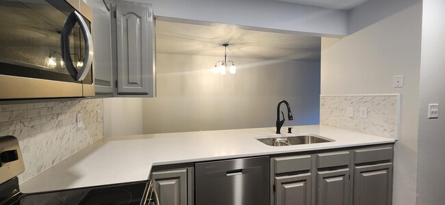 Building Photo - 3945 Fairway Hills Dr