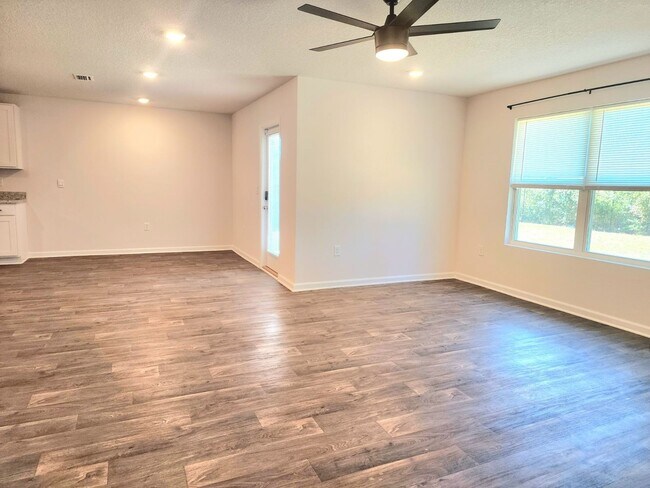 Foto del edificio - Perfectly Located, Pet Friendly, 4/2 Home ...