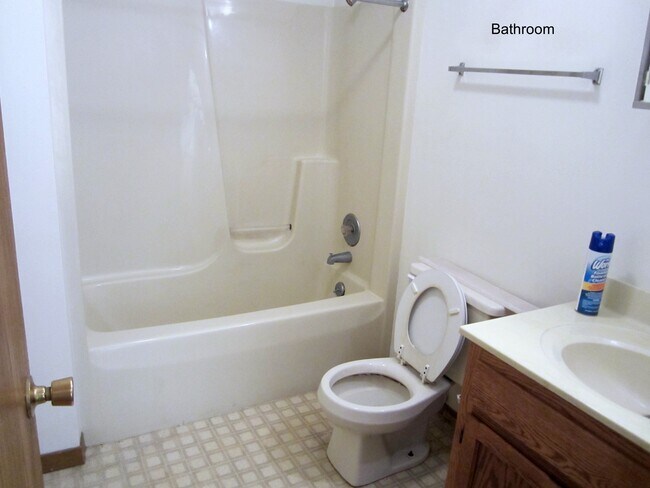 Full Bath - 260 Clark St