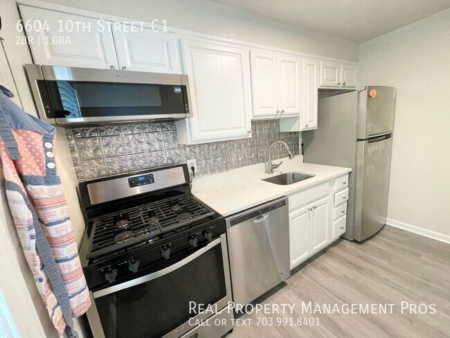 Foto del edificio - 2 BEDROOM TOP FLOOR SUNNY CONDO RIGHT OFF ...