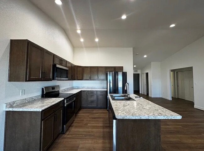 Building Photo - 719 S Bellflower Dr